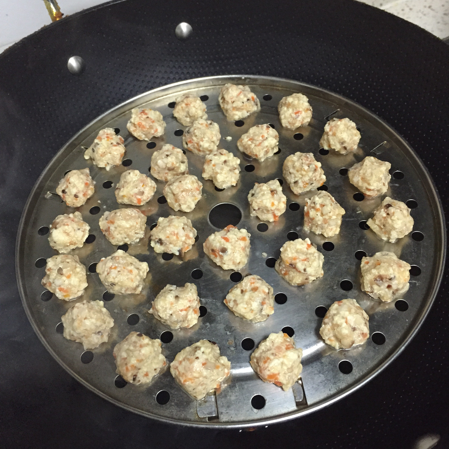 宝宝辅食～香菇胡萝卜鸡肉豆腐丸子