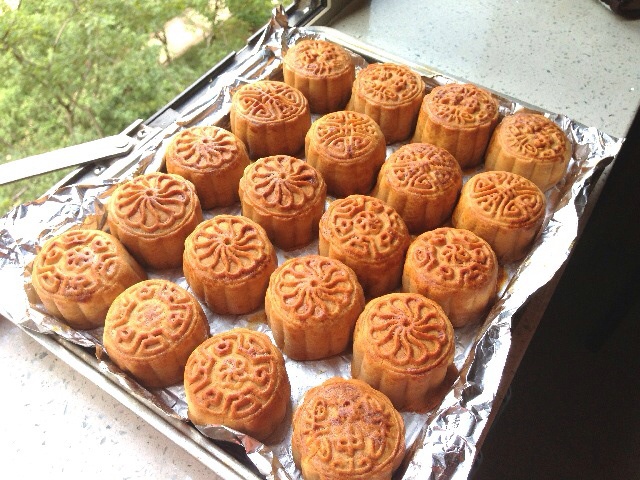 广式蛋黄莲蓉月饼