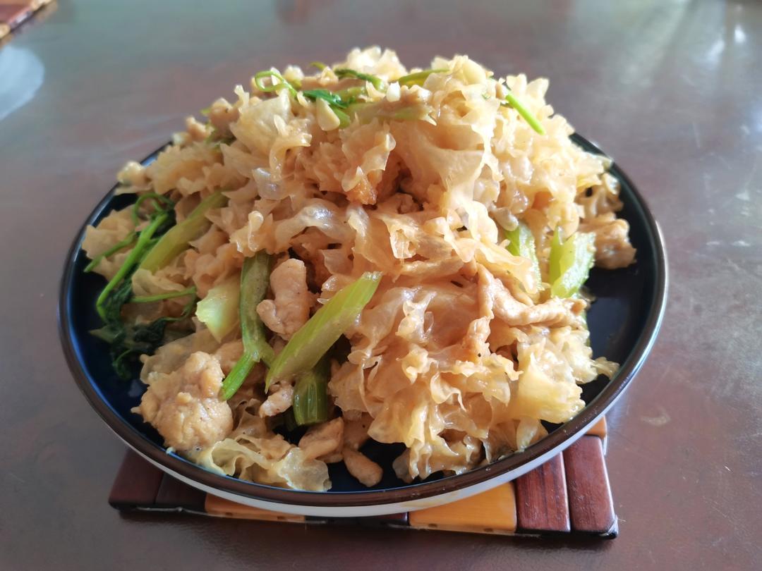 银耳辣椒炒肉 满满的胶原蛋白😋