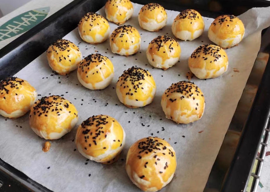 酥到掉渣的美味蛋黄酥