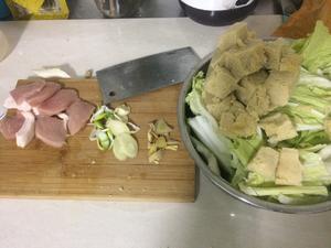 白菜猪肉、冻豆腐炖粉条的做法 步骤1