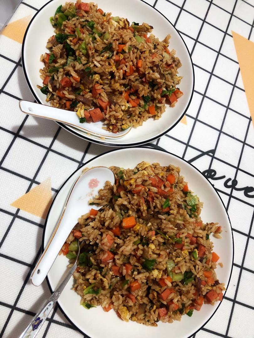 酱油鸡蛋火腿蔬菜炒饭