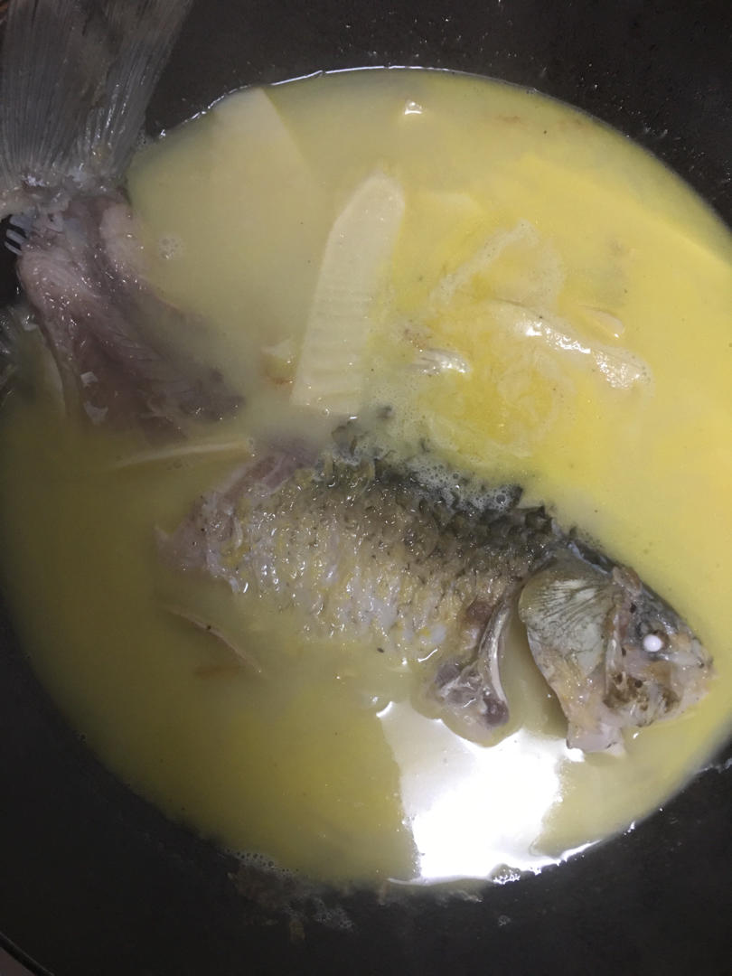 清炖鲫鱼汤 三个关键步骤让你轻松炖出汤浓味鲜色白似奶的鲫鱼汤