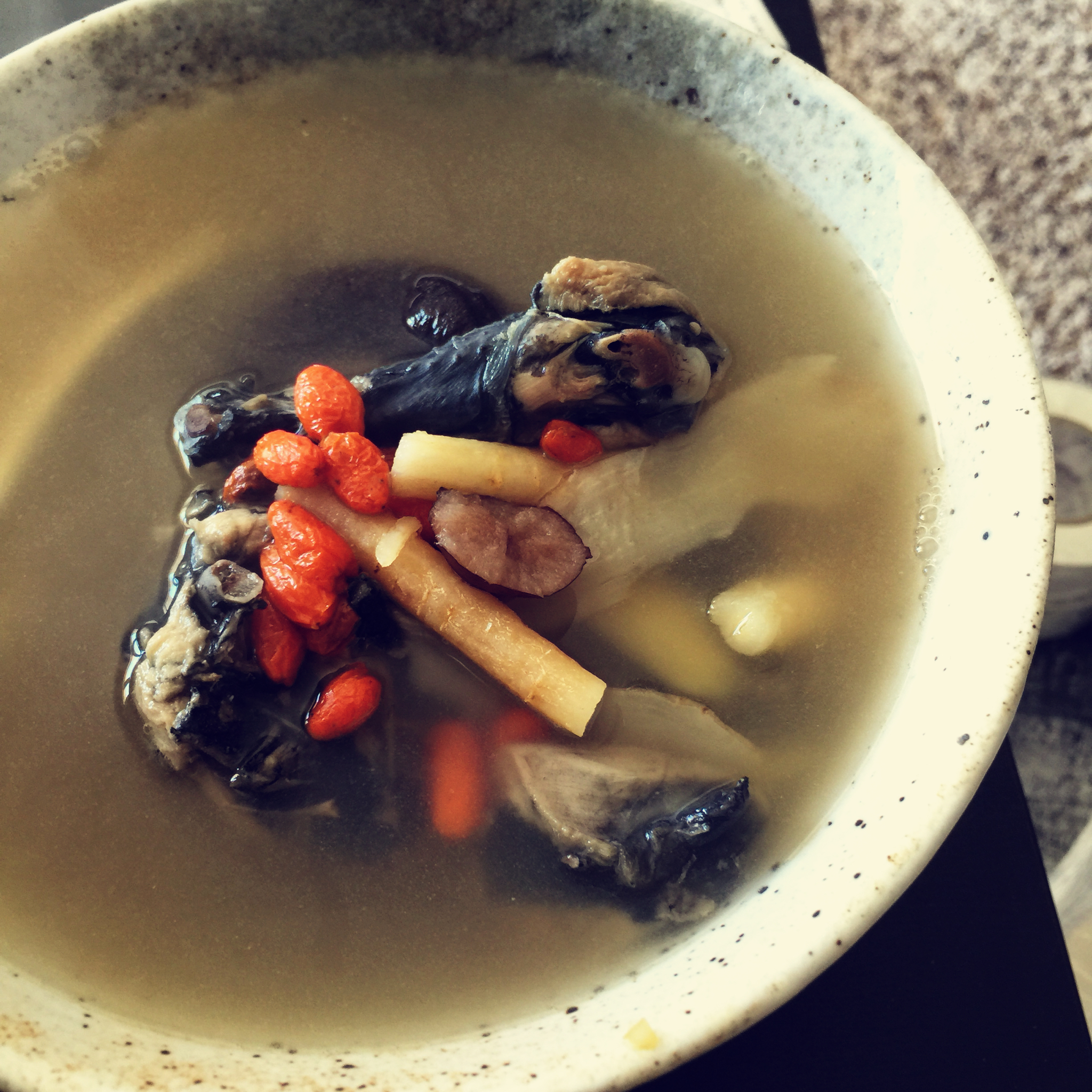 枸杞红枣乌鸡汤