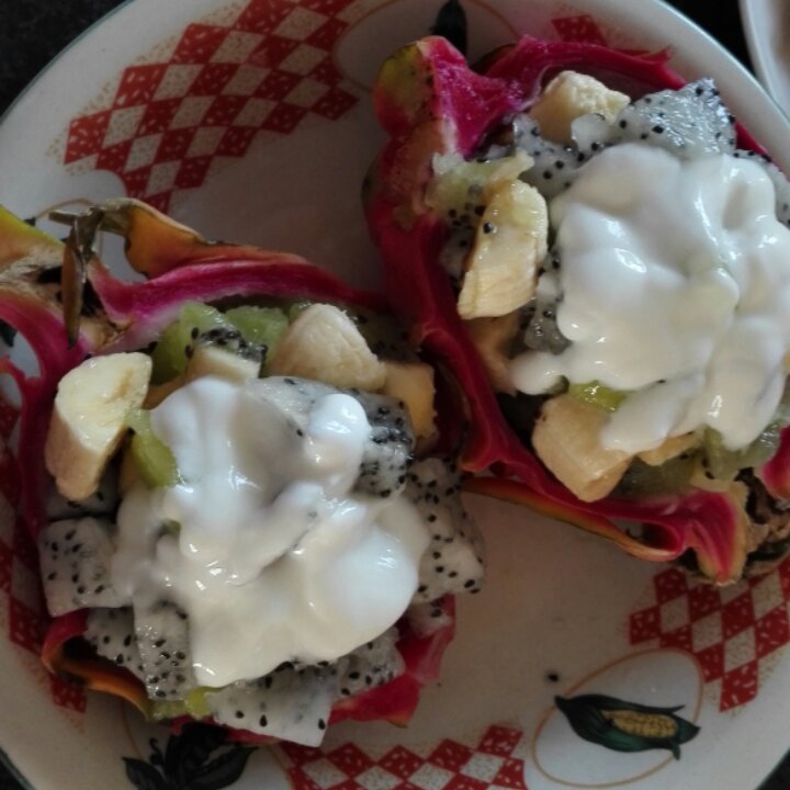 酸奶火龙果香蕉沙拉