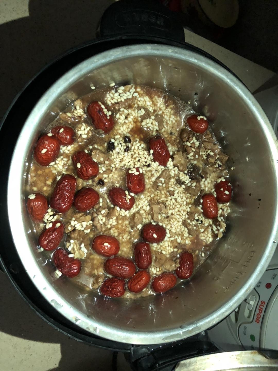 电饭煲里再加入洗净沥干的红枣,糯米,加入红糖.常规煮饭流程嘻嘻.