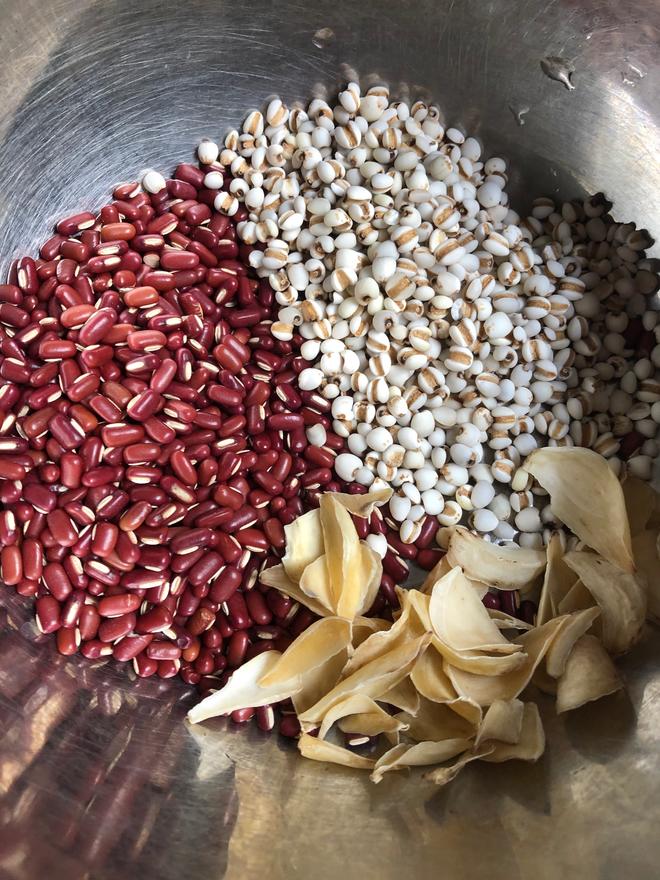 红豆薏米百合排骨去湿汤的做法