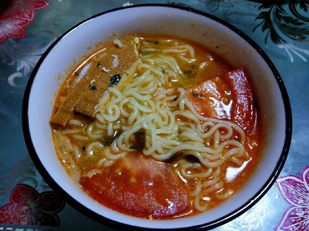 然后去超市买辛拉面没有,就买个带方便面回来煮,放了爸妈给寄来的农家