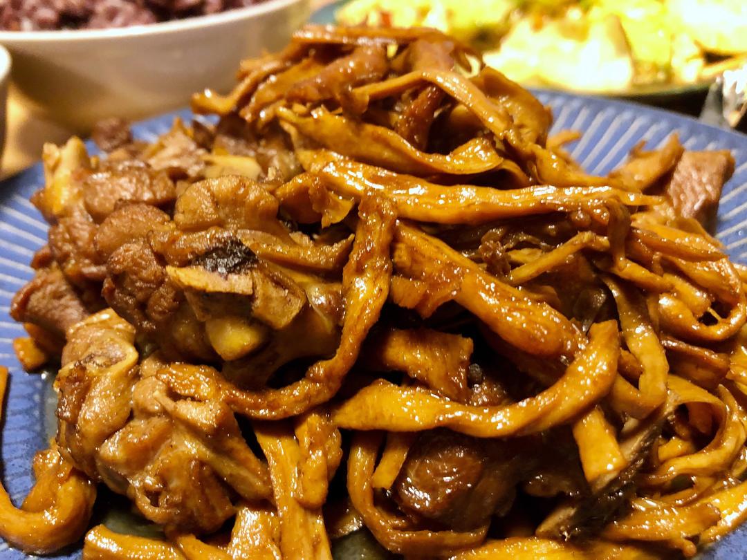 笋干冷水泡发,洗净,沥干备用,香菇泡发切成两半(不要倒掉香菇水)鸭肉