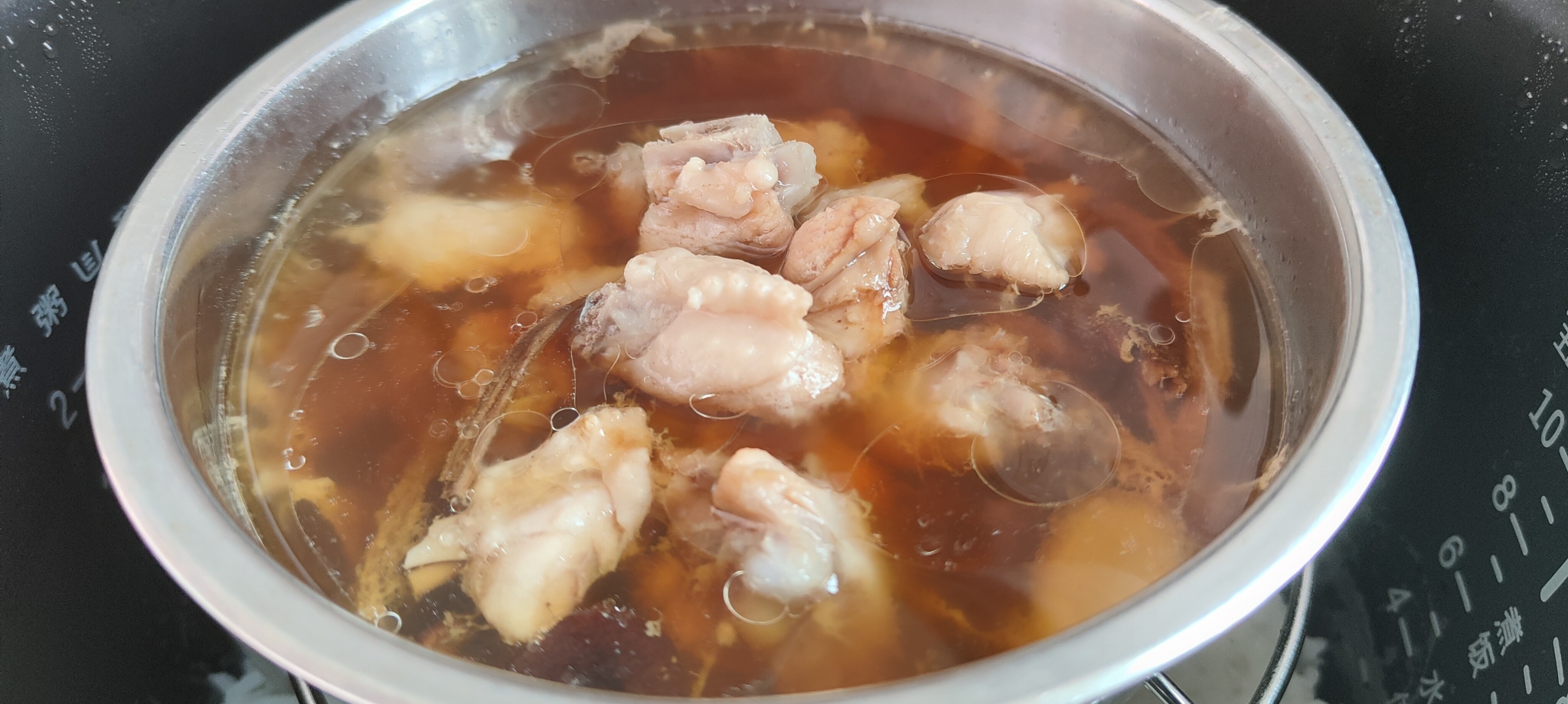 肉嫩汤鲜的茶树菇蒸鸡的做法 步骤6