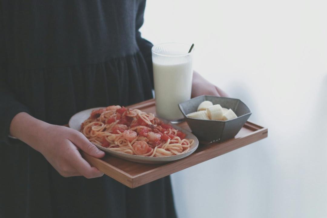 葵树子做的端盘子的小姑娘