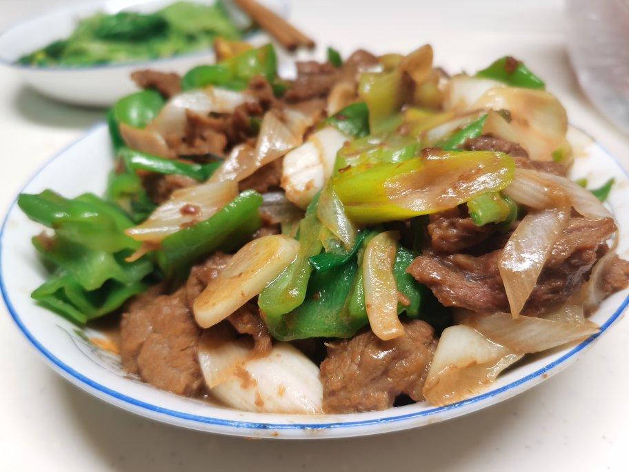 厨师长教你：“葱爆牛肉”的家常做法，葱香味浓郁先收藏起来