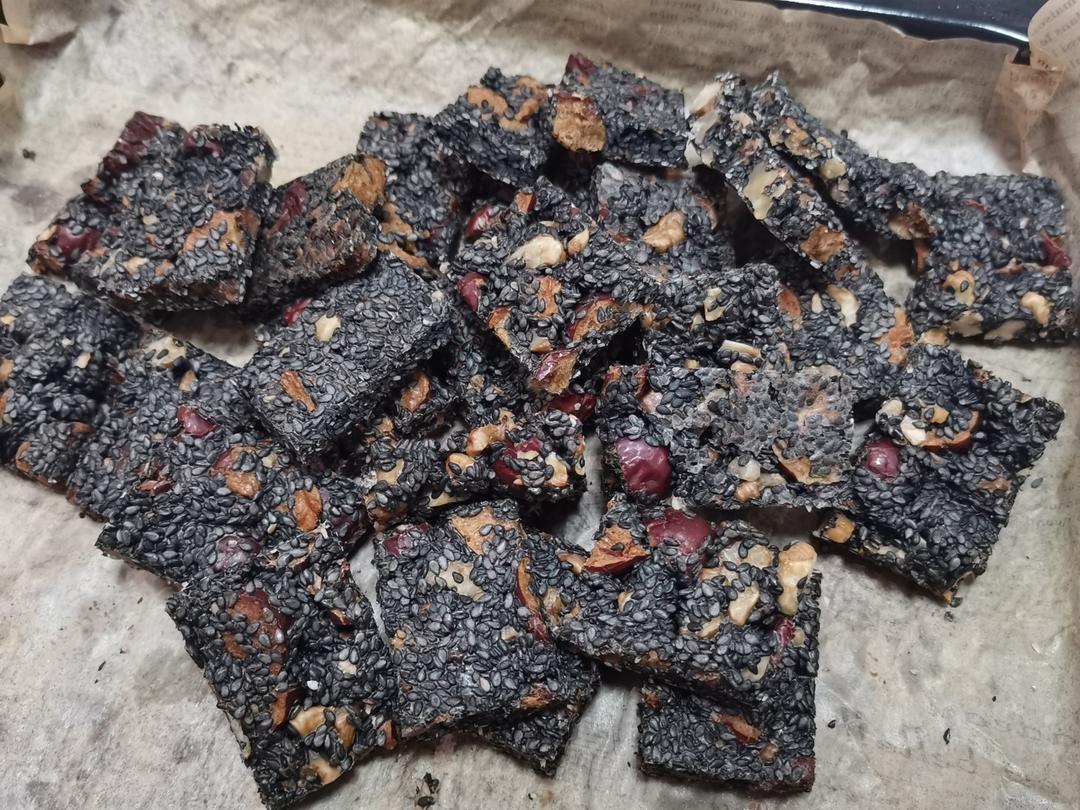无糖无油健康小零食：红枣核桃芝麻薄脆