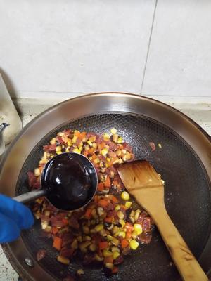 给你不一样的香菇胡萝卜香肠玉米蒸饭的做法 步骤4