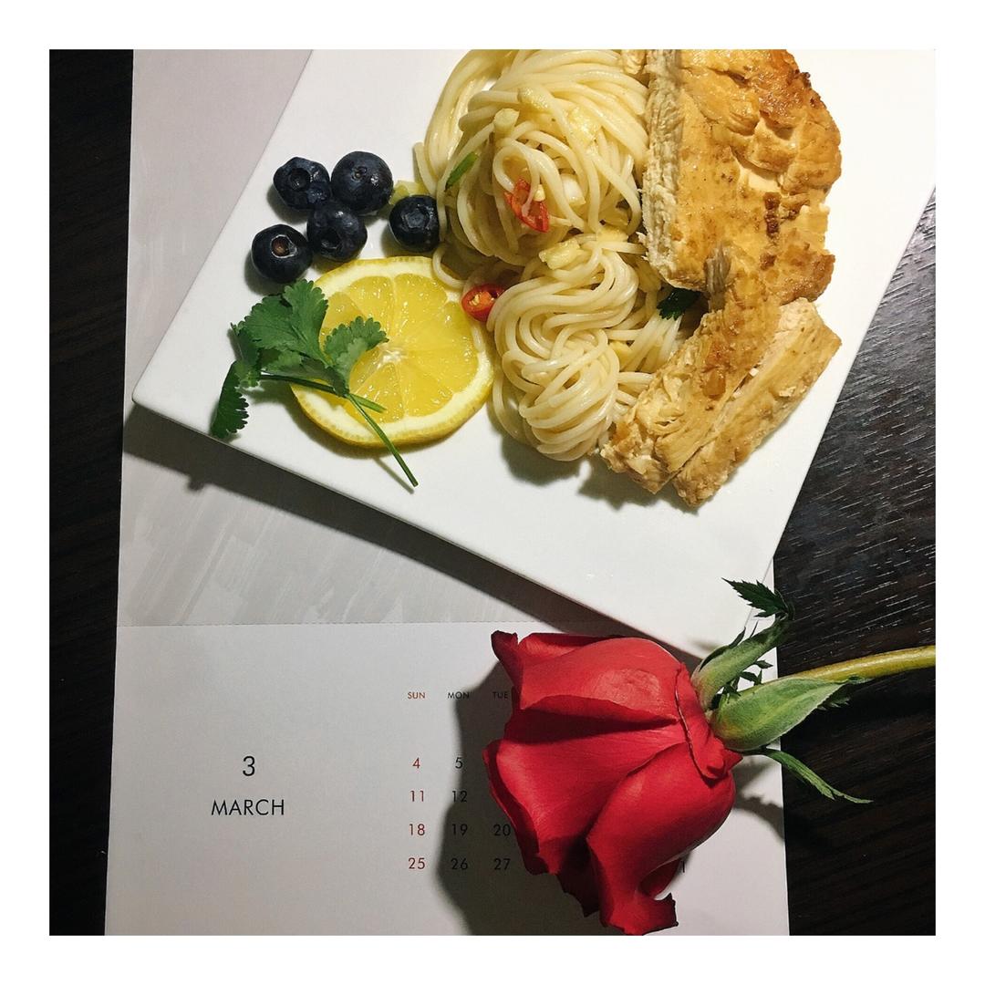 想不好吃都难的——酸甜清爽青柠鸡胸肉凉面！gif小动图