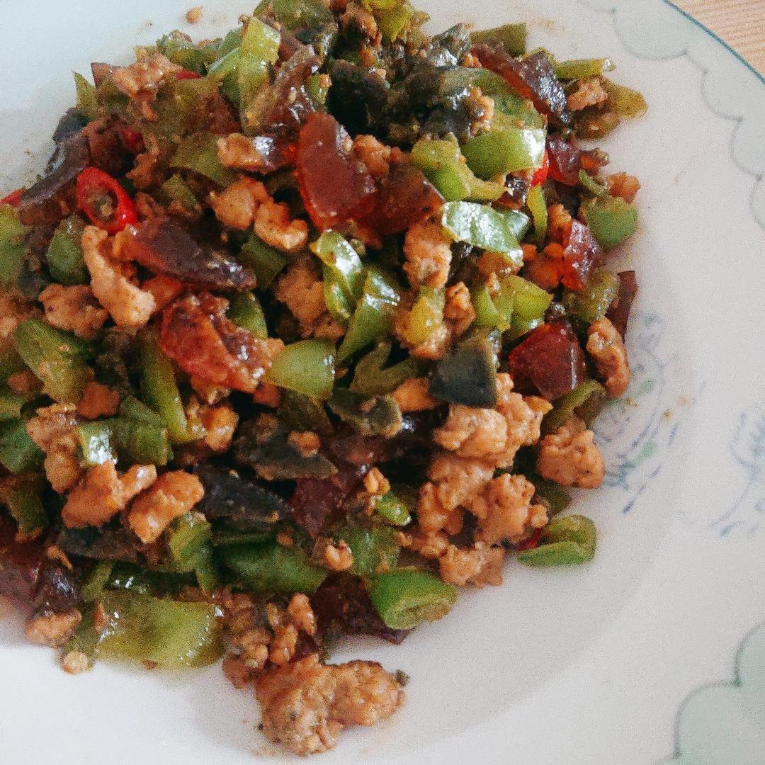 尖椒肉末炒皮蛋