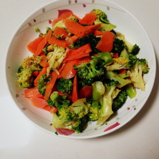 凉拌西兰花胡萝卜（妈妈菜谱）