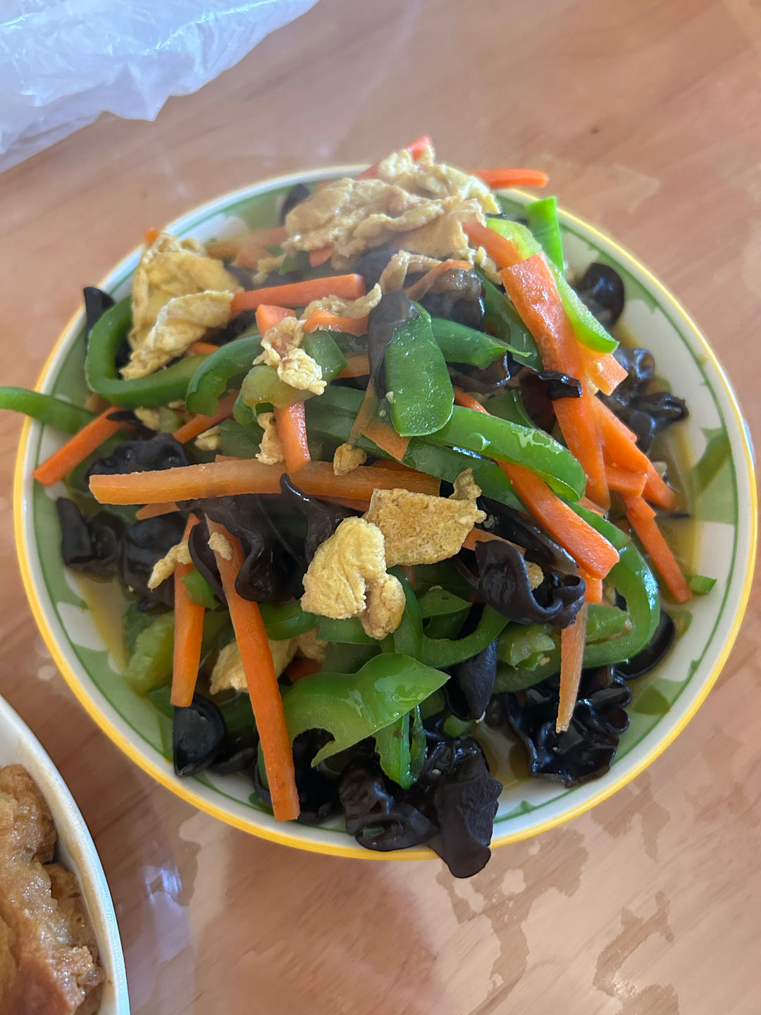 这么搭配也太香了！青椒胡萝卜木耳炒鸡蛋