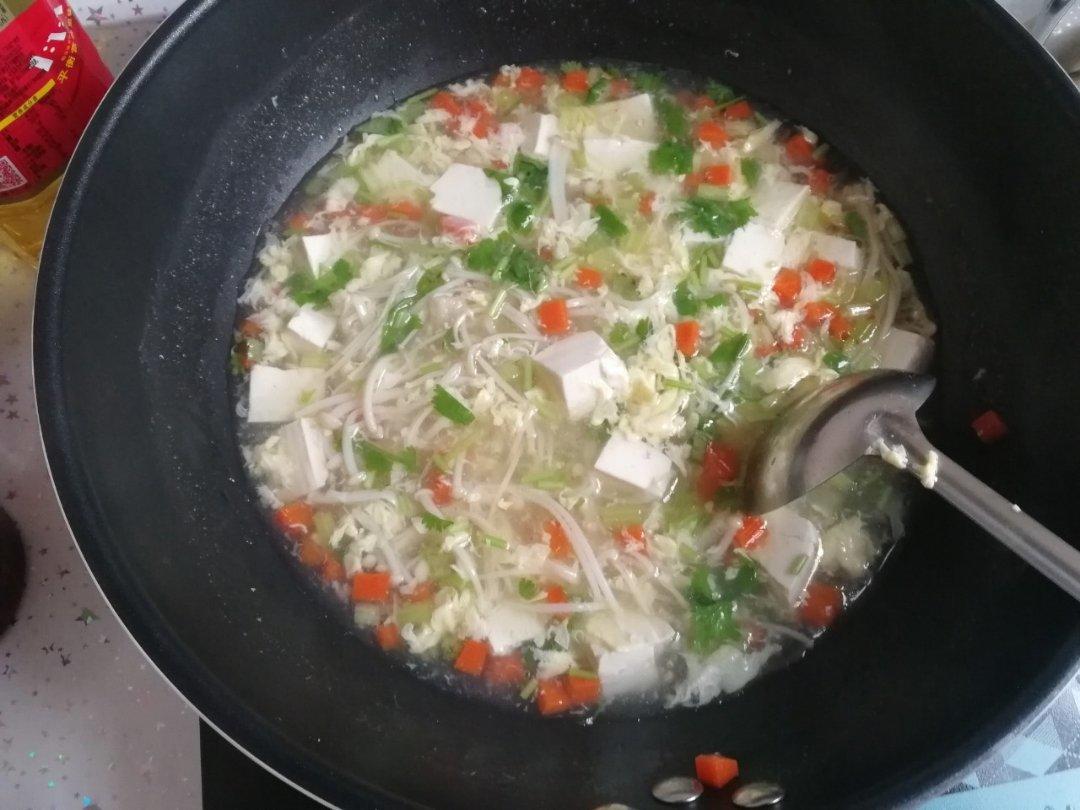 健康减肥吃起来番茄金针菇紫菜豆腐蛋花汤