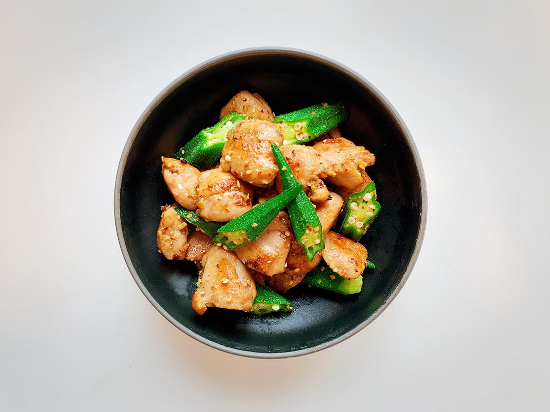 大和风味之秋葵彩椒拌鸡腿