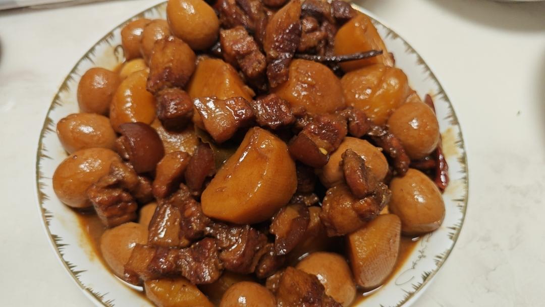 红烧肉炖鹌鹑蛋
