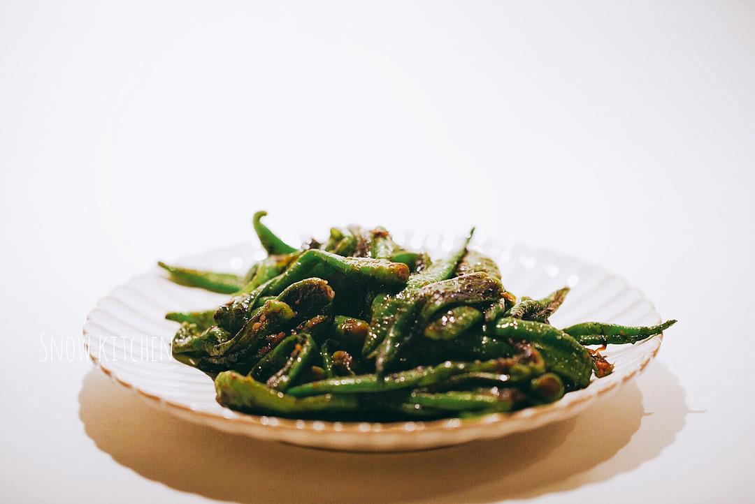 先干煸再加油的虎皮尖椒