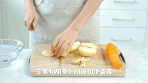 【苹果胡萝卜排骨汤】养生润喉的做法 步骤3