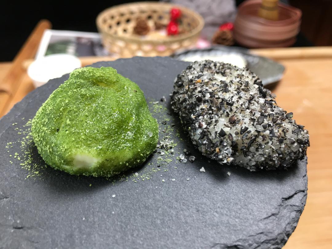 软糯Q弹瀑布鲜奶麻薯（芝麻味和抹茶味）教程，响应号召，不串门不逛街，乖乖在家做美食吧。的做法