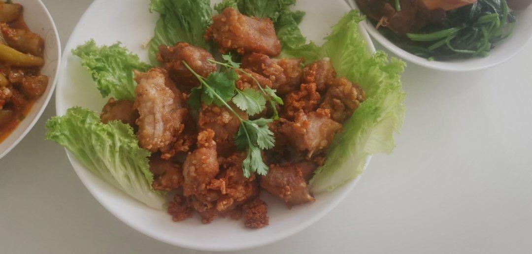 我家排骨从不红烧，加一些大蒜，出锅香喷喷，孩子吃完舔手指
