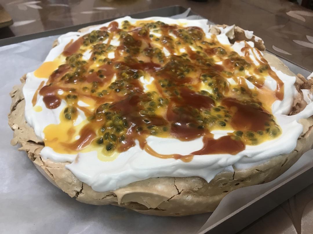 香蕉椰子焦糖百香果巴伐洛娃蛋糕[Banana,coconut,caramel & passion fruit pavlova]