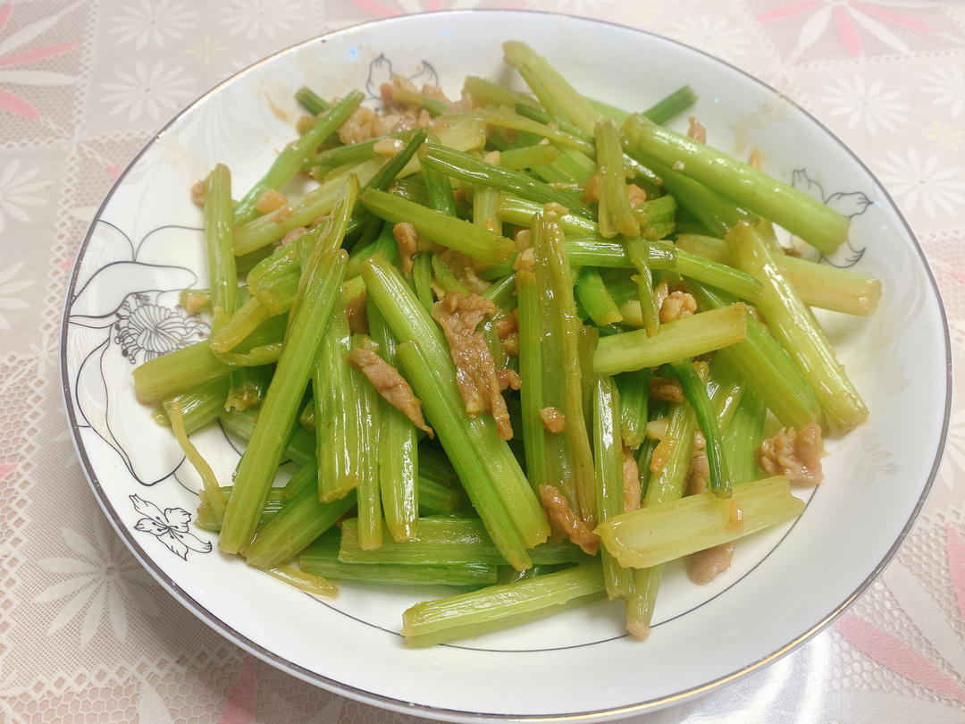 下饭芹菜炒肉