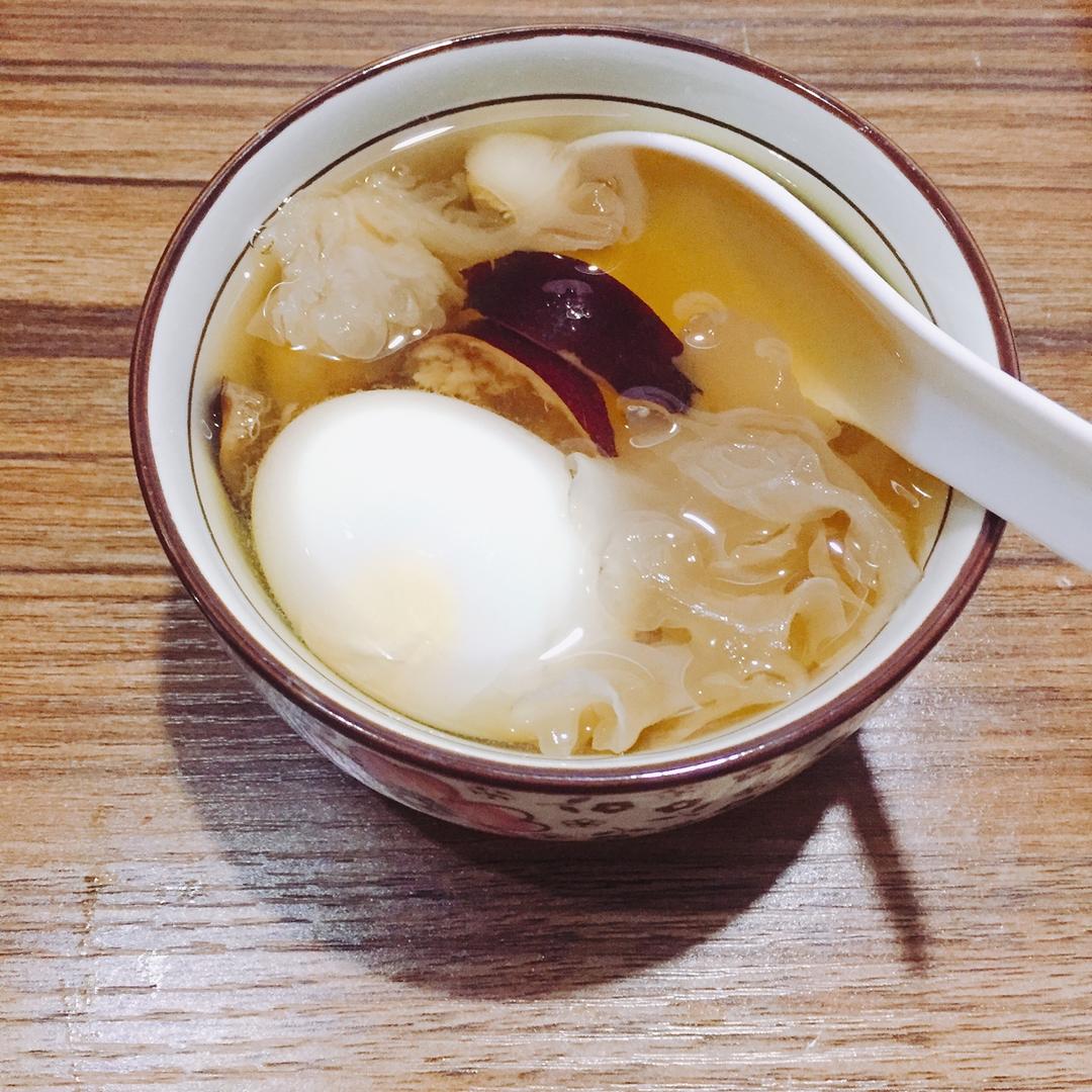 银耳莲子枸杞红枣汤