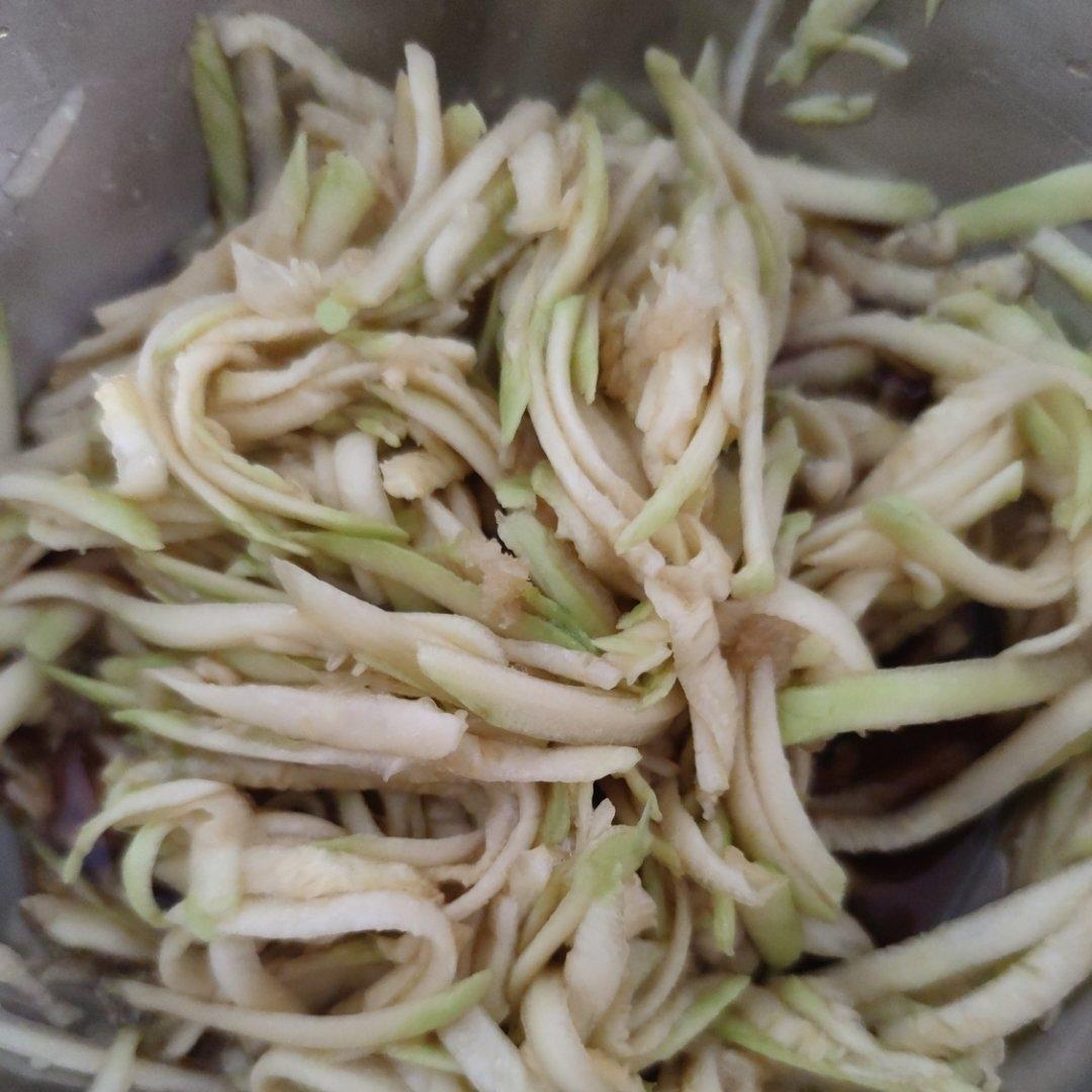 简单酸爽低脂无油凉拌西葫芦丝