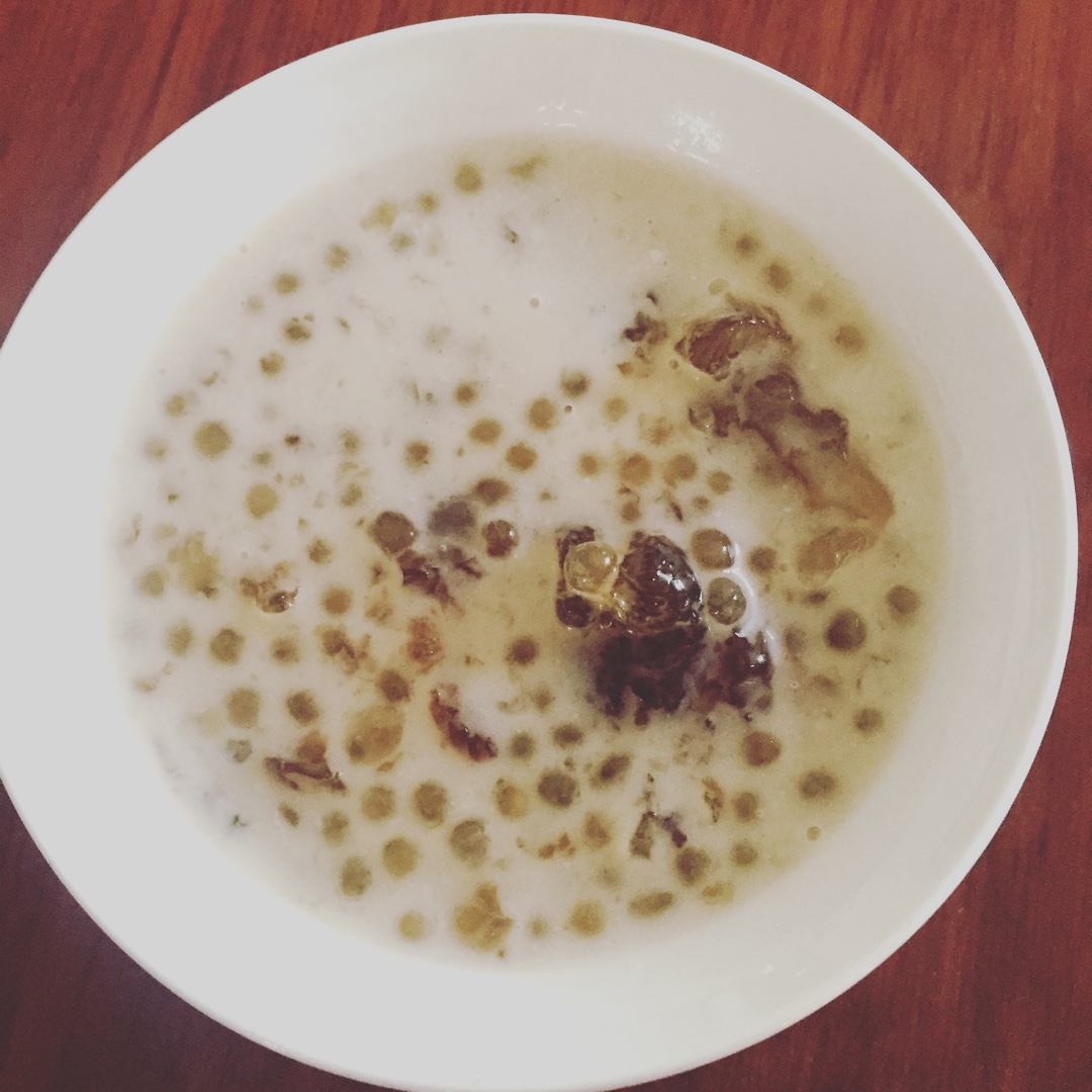 椰汁桃胶西米露