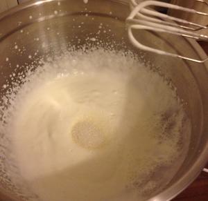 打发奶油的做法 步骤3