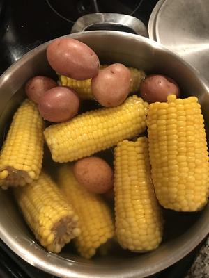 Seafood boil 螃蟹大虾扇贝香肠 美式海鲜一锅煮的做法 步骤1