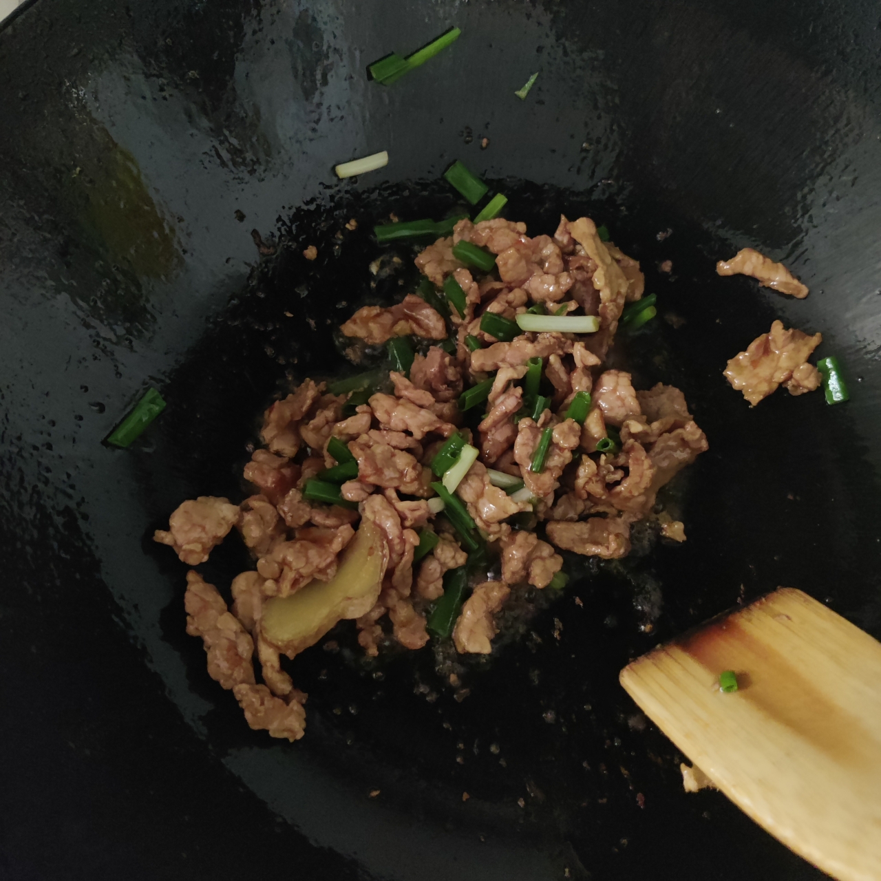 韭菜苔炒肉的做法 步骤3