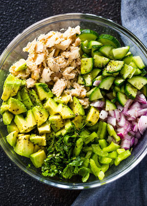 健康低卡沙拉食谱 | 牛油果黄瓜金枪鱼沙拉的做法 步骤1