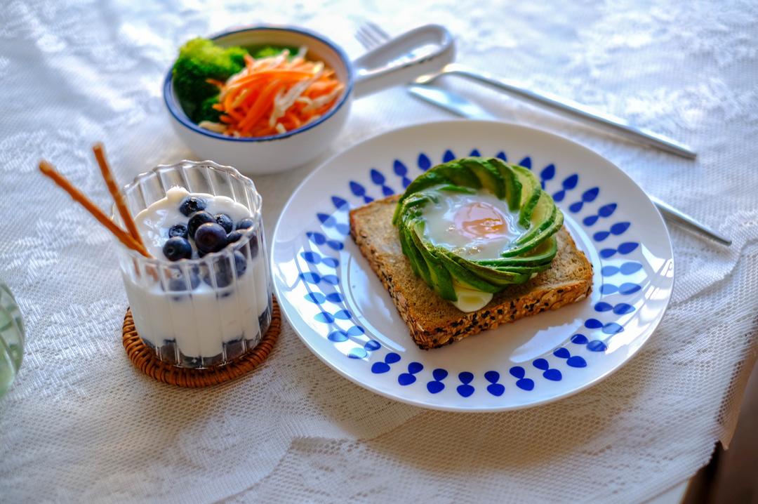 早餐吐司牛油果卧蛋（烤箱版）的做法