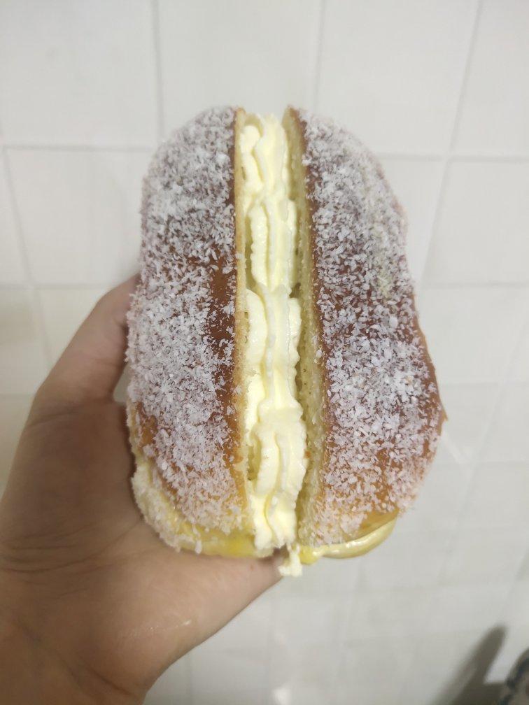 儿时去面包房必买的［椰丝奶油包］