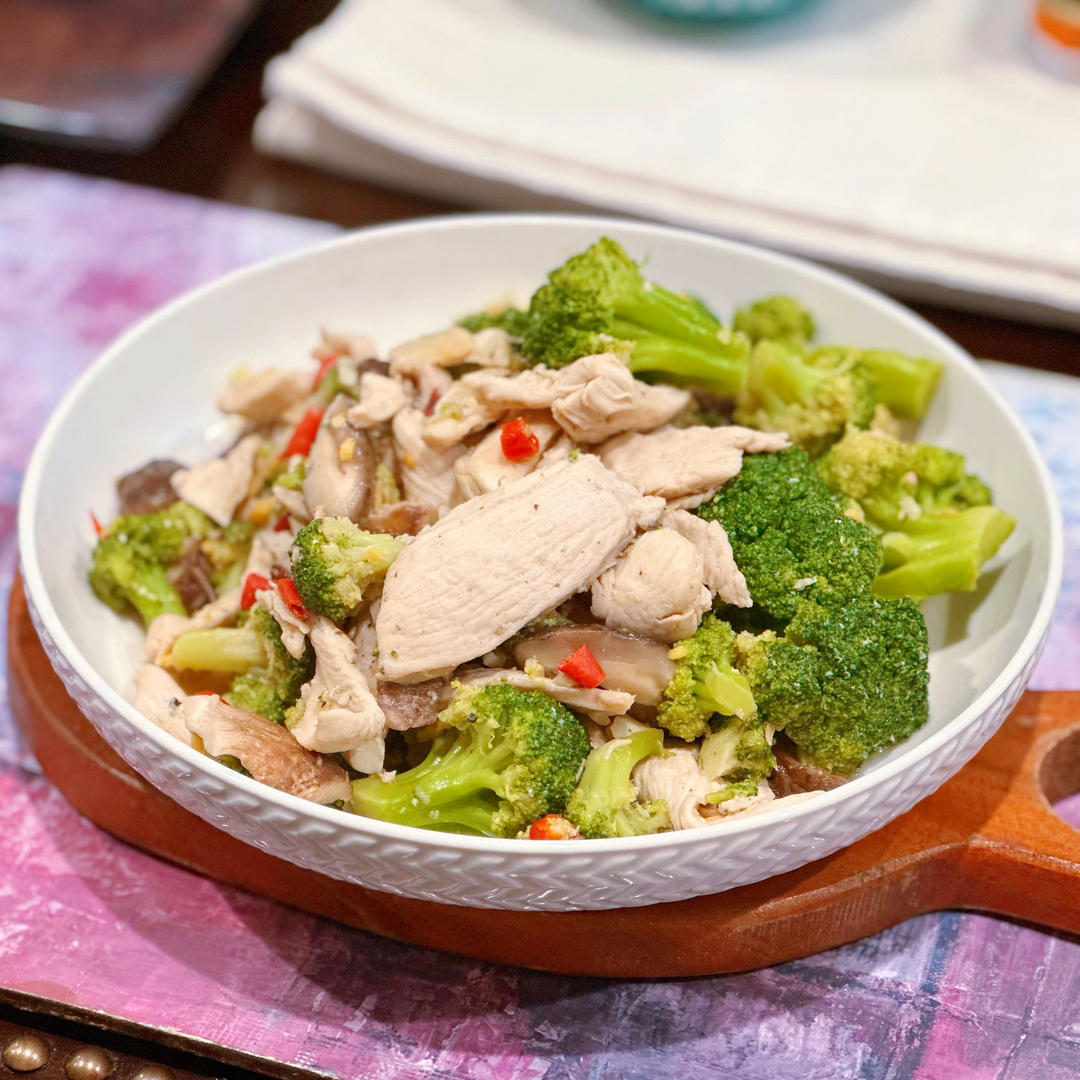 鸡肉蘑菇炒西兰花