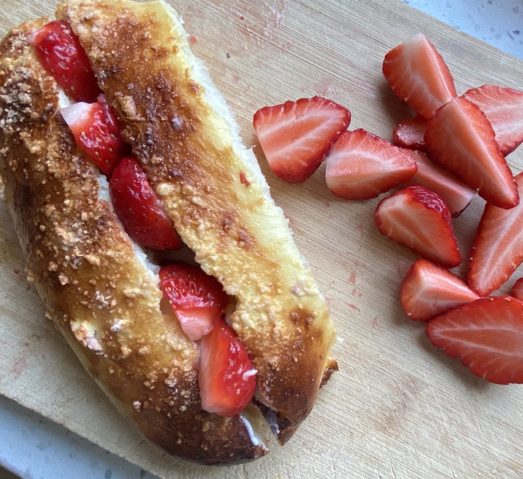 颜值奶油草莓甜心小面包