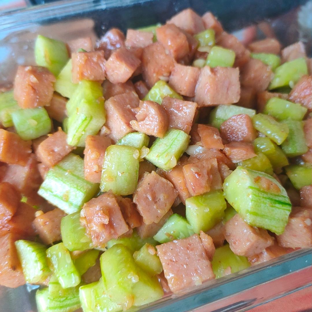 午餐肉黄瓜丁