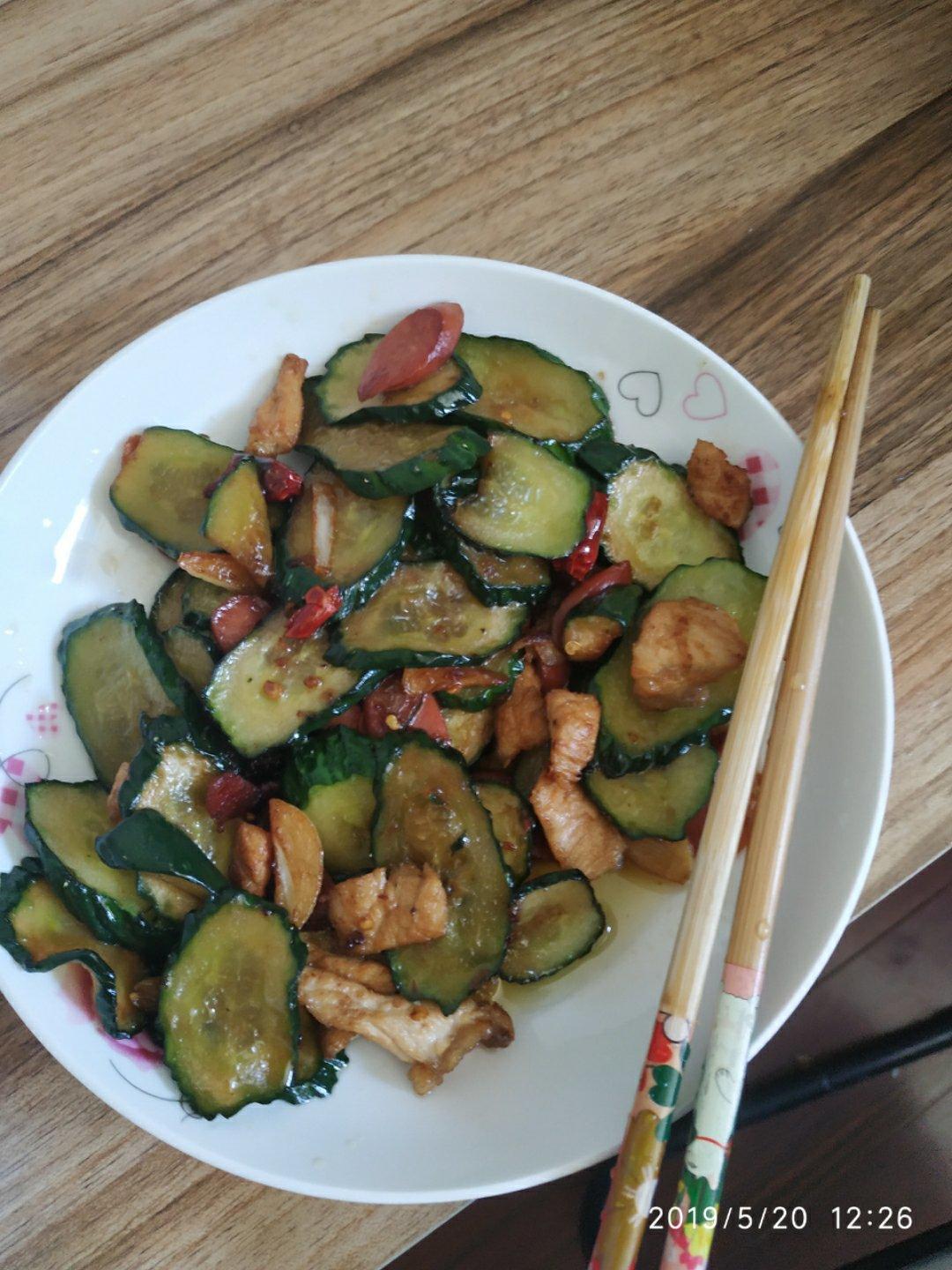 厨师长教你：“脆青瓜炒肉”的家常做法，爽脆的口感另一番感受