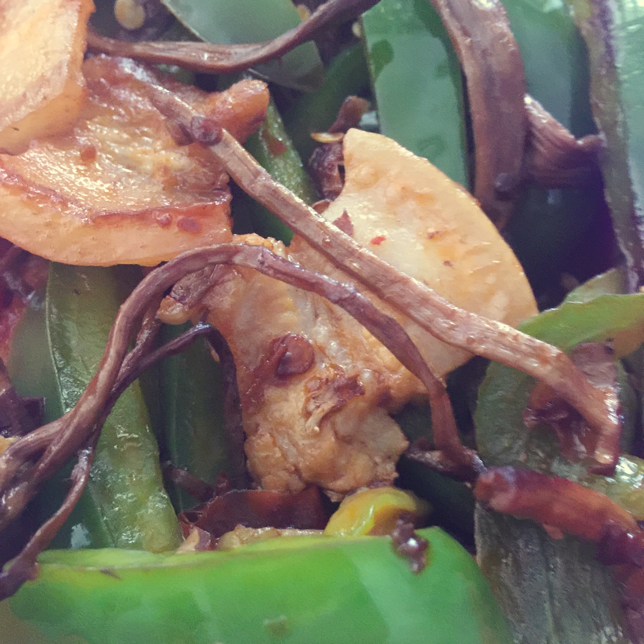 五花肉干锅茶树菇