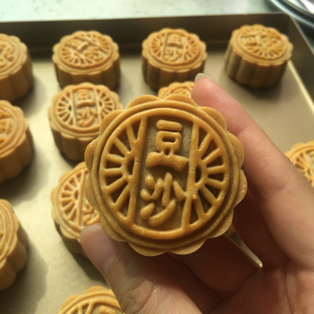 广式蛋黄莲蓉月饼