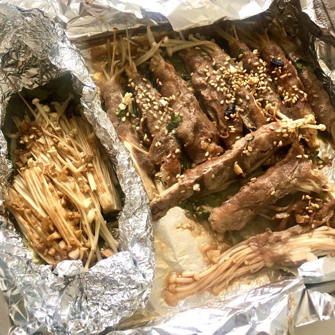 鲜嫩多汁烤羊肉金针菇卷