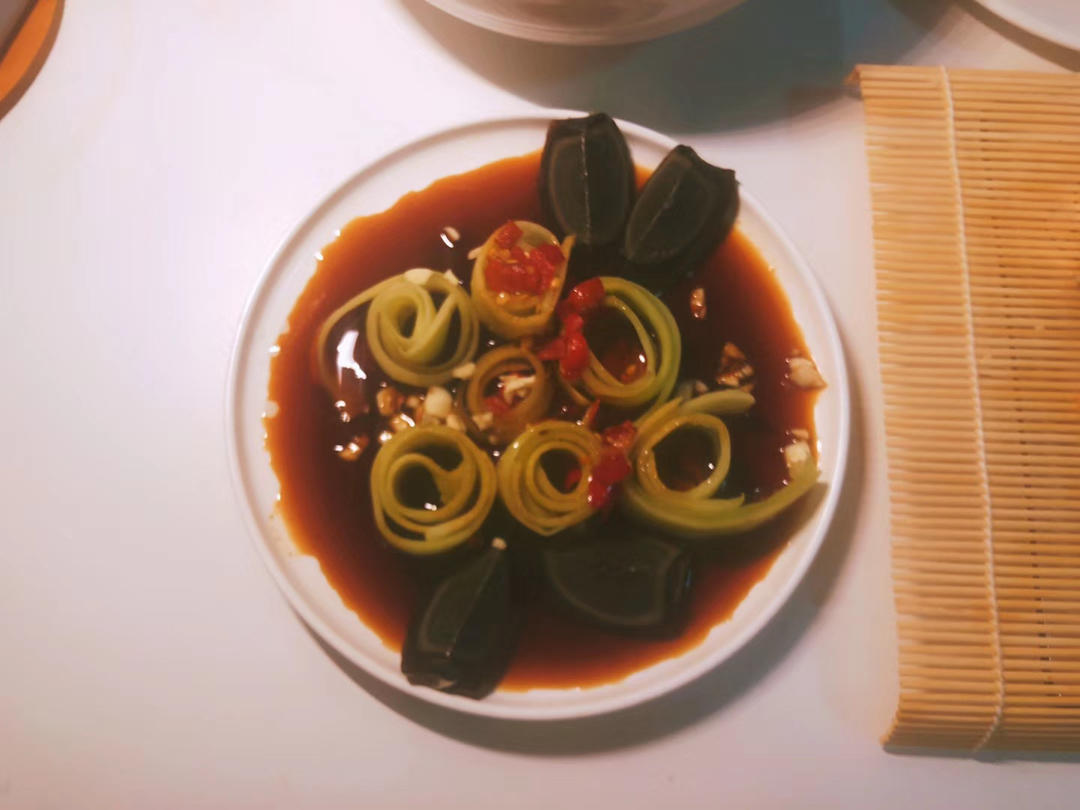 香脆爽口的凉拌黄瓜皮蛋