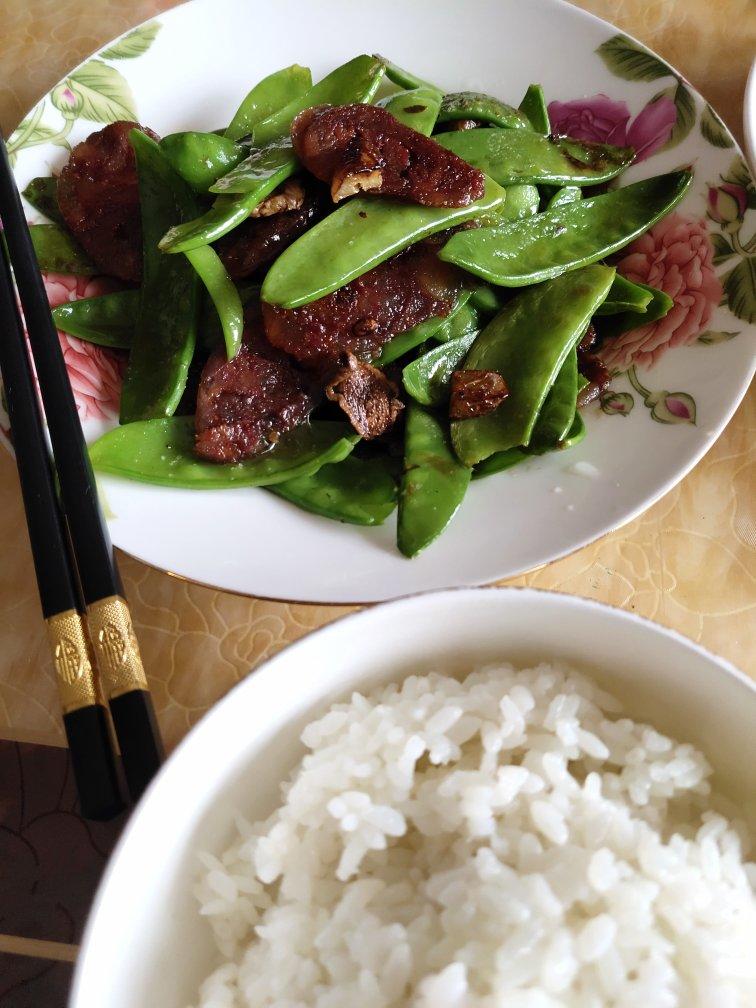 超脆爽的荷兰豆炒香肠