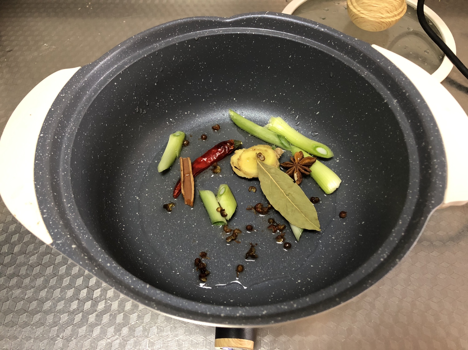 番茄牛腩锅，汤都不剩的暖冬小火锅的做法 步骤3